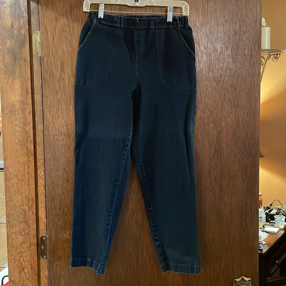 Croft and Barrow, Barely worn stretch jeans. Dark blue denim, 8P short